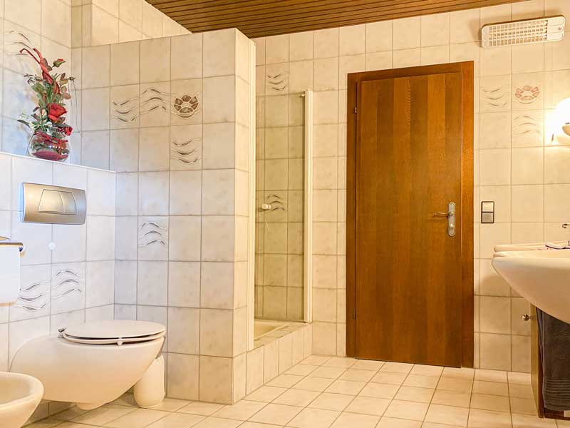 Wohnen Seekirchen Obergeschoß Bad Schlafzimmer Anbau